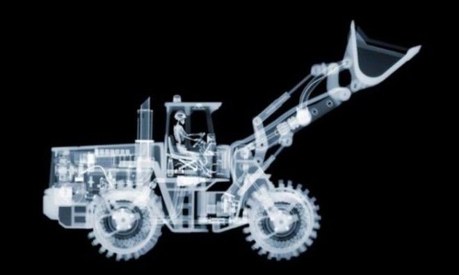 Трактор с водителем Автор Nick Veasey