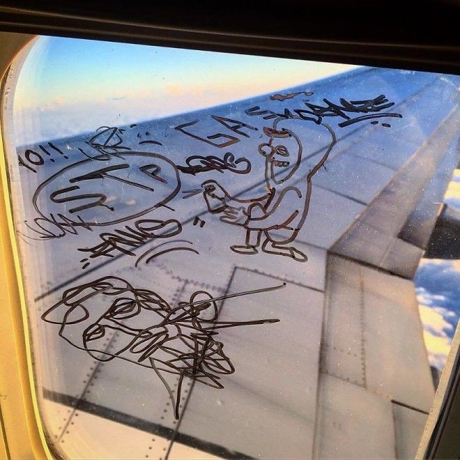 Рисунки на окне самолета