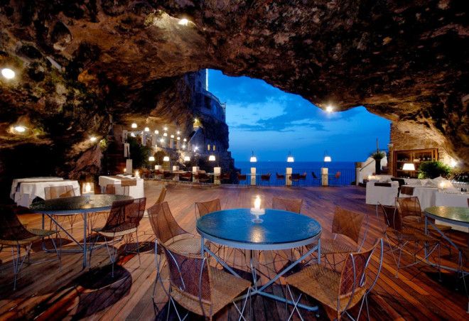 Ресторан&nbsp;The Grotta Palazzese&nbsp;внутри пещеры, Италия