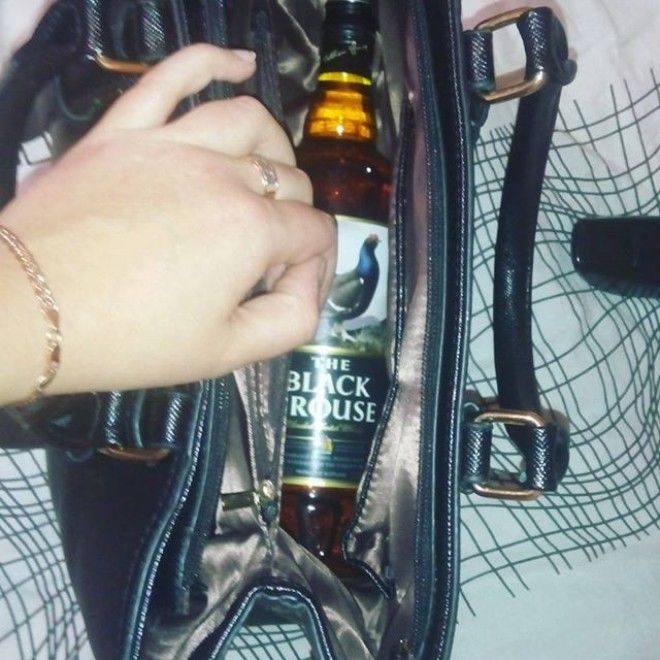 Второе место - это алкоголь Второе место - это алкоголь девушки, женская сумочка, женщины, прикол, юмор