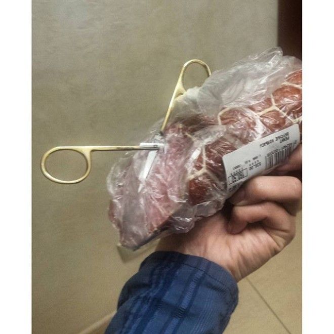 В сумочном хаосе, до дома донести продукт можно и так В сумочном хаосе, до дома донести продукт можно и так девушки, женская сумочка, женщины, прикол, юмор