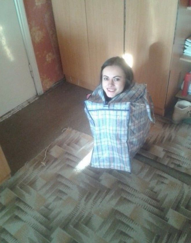 Вы и представить не могли, что носят девушки в своих сумочках Вы и представить не могли, что носят девушки в своих сумочках девушки, женская сумочка, женщины, прикол, юмор