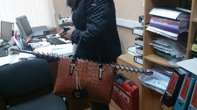 Вы и представить не могли, что носят девушки в своих сумочках Вы и представить не могли, что носят девушки в своих сумочках девушки, женская сумочка, женщины, прикол, юмор
