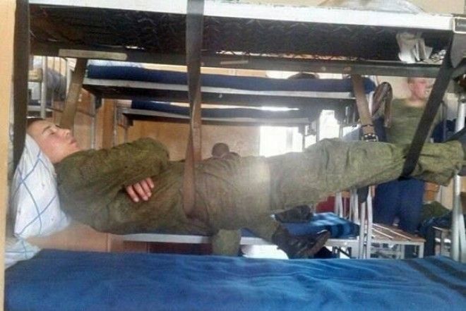 Они не смеются в цирке, им хватило "клоунов" в армии Они не смеются в цирке, им хватило "клоунов" в армии армия, маразм, призыв, прикол, россия, смекалка, солдаты, юмор