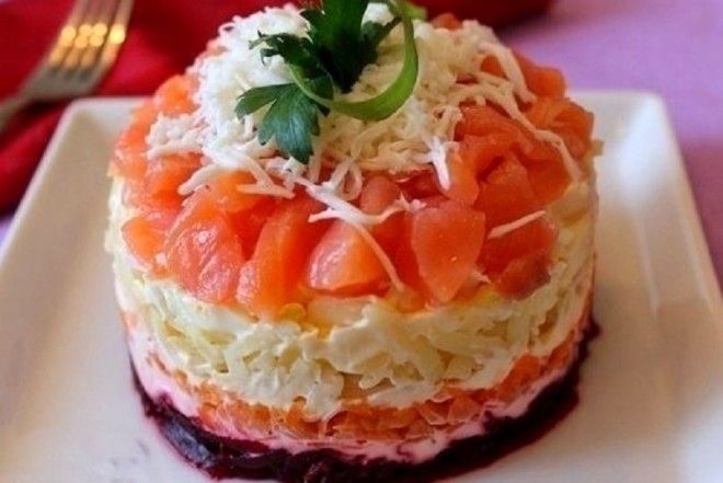 Вот как нужно подавать салаты на новогодние праздники