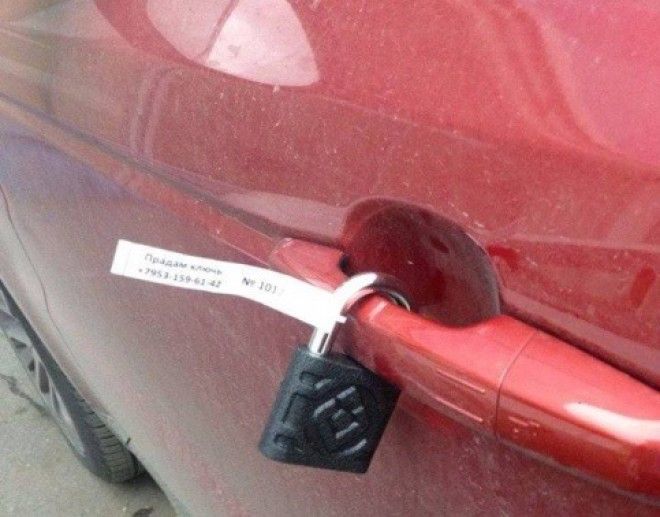 Замок на дверной ручке