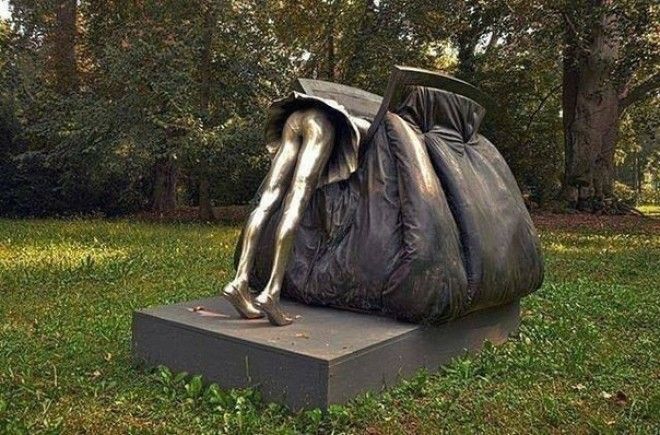 Вы и представить не могли, что носят девушки в своих сумочках Вы и представить не могли, что носят девушки в своих сумочках девушки, женская сумочка, женщины, прикол, юмор