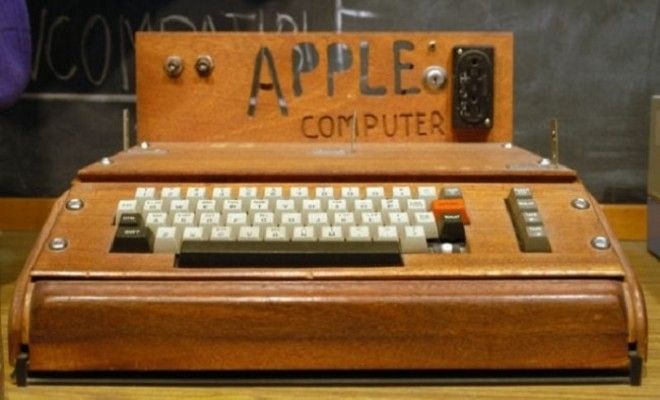Ранний персональный компьютер Apple I в 1976 году. Ранний персональный компьютер Apple I в 1976 году