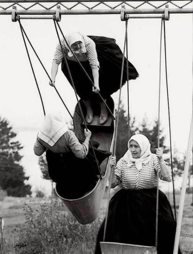 Бабушки на качелях. Словакия, 1966 год. Бабушки на качелях Словакия 1966 год