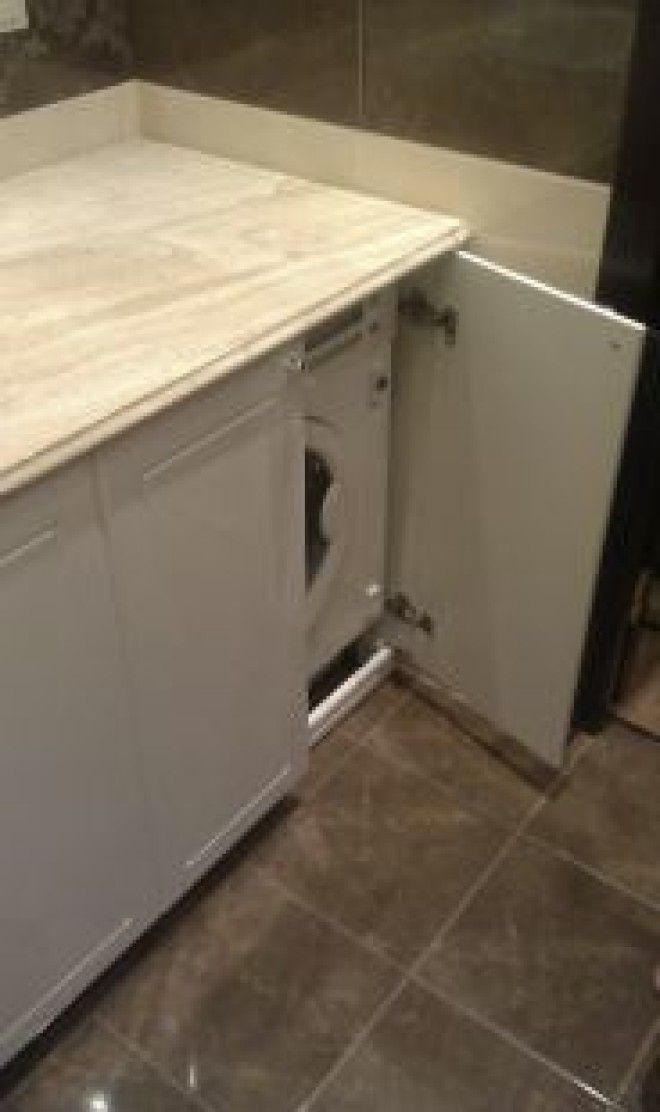 встраивание стиральной машины под мраморной столешницей под заказ для ванной