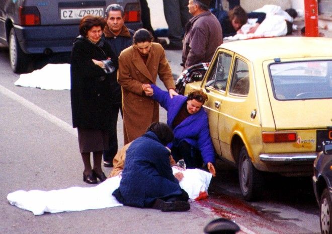 Родственники рядом с телом Сальваторе Валенте (предполагаемого босса ндрангеты), который был убит перекрестным огнем в Стронголи, Италия, 26 февраля 2000 года Relatives of the alleged 'Ndrangheta (Calabrian mafia) boss Salvatore Valente, 39, cry after Valente, together with two other suspected mobsters and a man caught in the crossfire, were killed in a shootout Saturday, Feb. 26, 2000 in Strongoli, Cotrone, Italy in this southern Italian town's main street