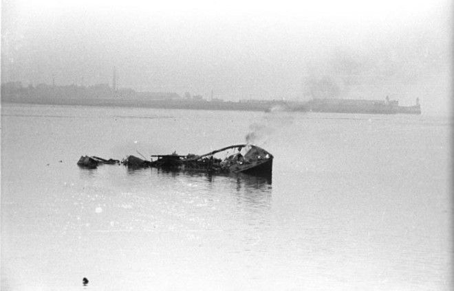 Останки моторного катера, 28 марта 1942 года The remains of an unidentified Motor Launch, 28 March 1942