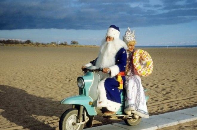 Снегурочка и Дед Мороз на пляже. СССР, 1980-е годы. Снегурочка и Дед Мороз на пляже СССР 1980е годы