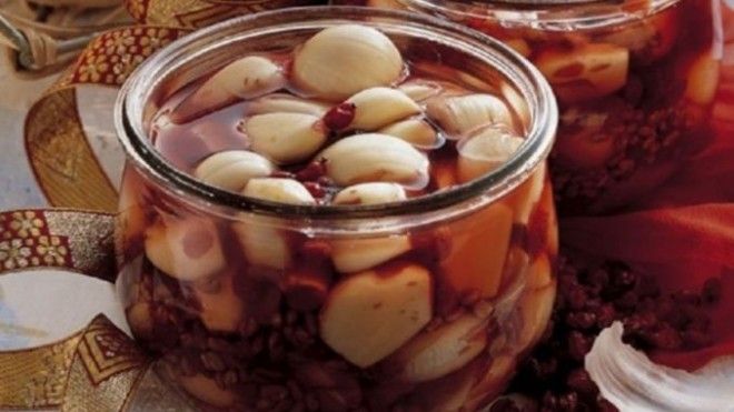 Чеснок вымоченный в красном вине лечит более 100 заболеваний