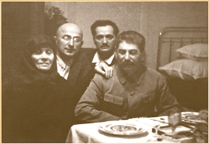 Иосиф Виссарионович Сталин с матерью, Берией и лечащим врачом Кипшидзе.