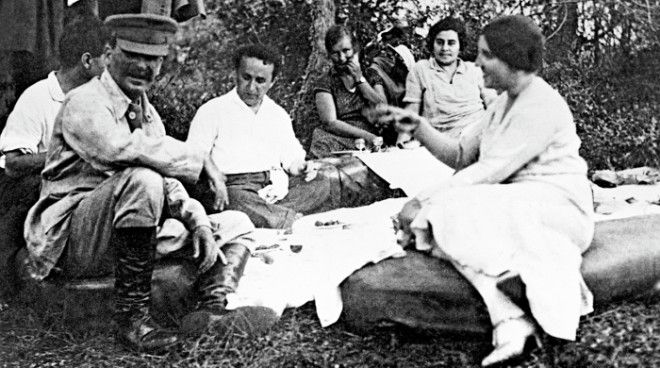 Сталин с женой Надеждой Аллилуевой на пикнике в лесу с друзьями. 