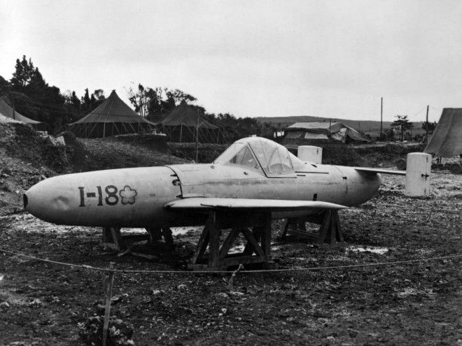 Японский самолет Yokosuka MXY7 Ohka модели 11, захваченный 1 апреля 1945 года на аэродроме Йонтан, Окинава A Japanese MXY-7 Model 11 Okha suicide plane captured on 1 April 1945 at Yontan airfield, Okinawa