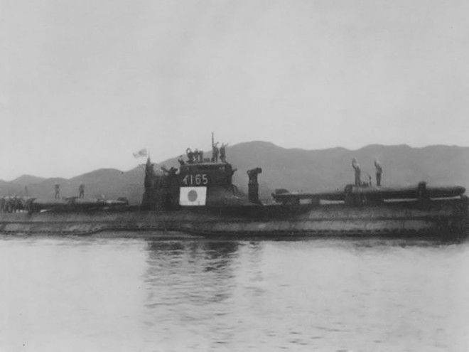Японская подводная лодка I-165 с «Кайтеном» на борту, 15 июня 1945 год Submarine I-165 as Todoroki group on 15 June 1945
