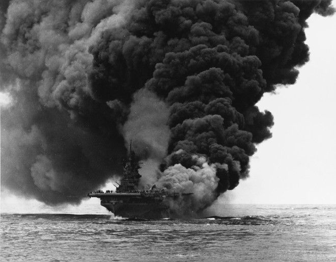 Авианосец «Банкер-Хилл» горит после попадания в него камикадзе The U.S. Navy aircraft carrier USS Bunker Hill (CV-17) afire after being hit by two
