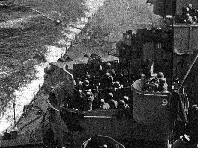 Нападения самолета камикадзе на линкор «USS Missouri», 12 апреля 1945 года Kamikaze attack on the USS Missouri (BB-63)