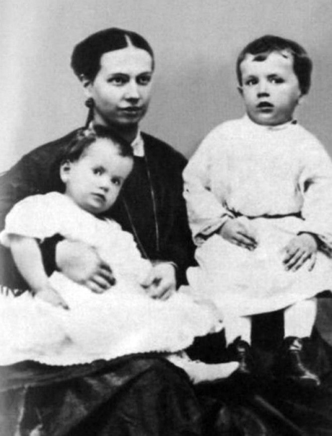 Софья Андреевна со старшими детьми. Софья Андреевна со старшими детьми.