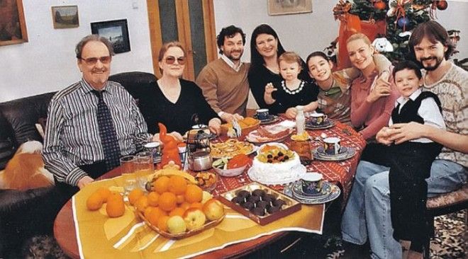 Юрий Яковлев с третьей женой Ириной, в окружении детей и внуков. / Фото: www.vesti.az Юрий Яковлев с третьей женой Ириной, в окружении детей и внуков. / Фото: www.vesti.az