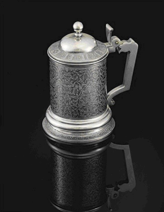 Кружка с крышкой. Серебро с золочением и чернением, 1888 г. Кружка с крышкой. Серебро с золочением и чернением, 1888 г.
