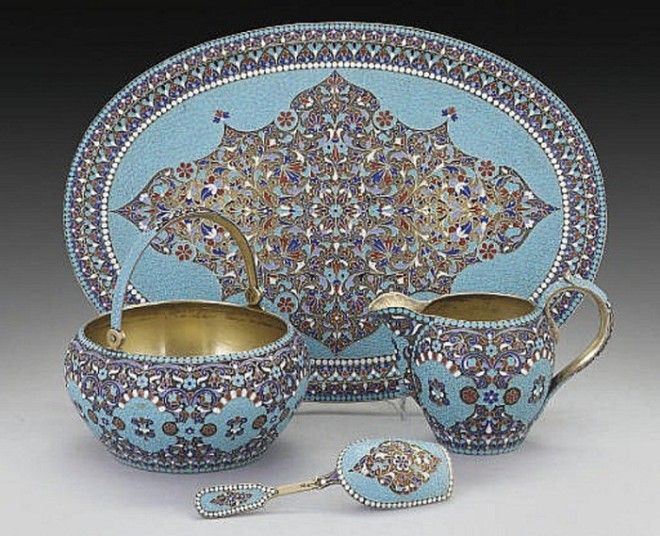 Сохранившаяся часть чайного или кофейного сервиза 1896–1908 годов Сохранившаяся часть чайного или кофейного сервиза 1896–1908 годов