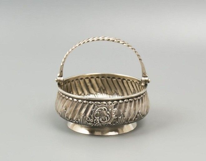 Сахарница с ручкой. 1880-е гг. Серебро, резьба Сахарница с ручкой. 1880-е гг. Серебро, резьба
