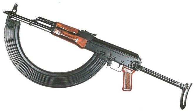 Автомат АКМС с магазином увеличенной ёмкости на 80 патронов, крепящимся к стволу Автомат АКМС с магазином увеличенной ёмкости на 80 патронов, крепящимся к стволу мало патронов, оружие, пистолеты, револьверы