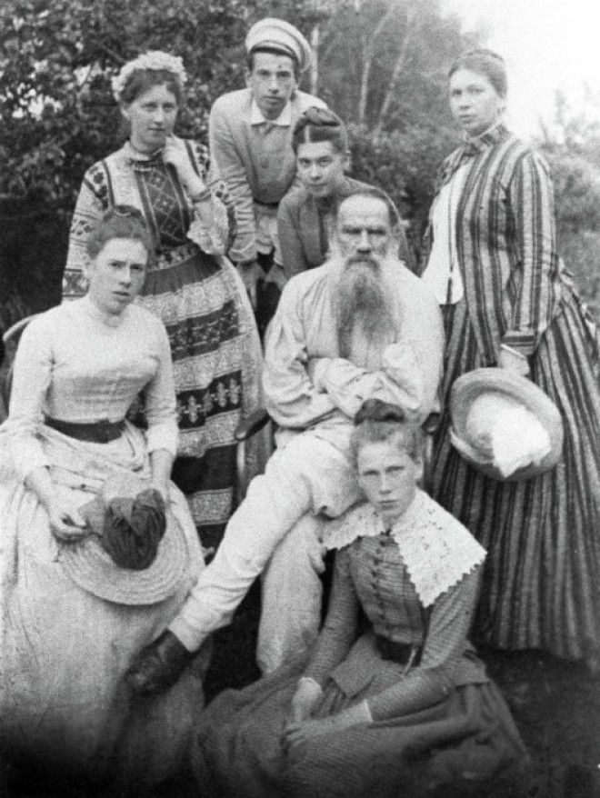 Лев Николаевич в семейном кругу. Лев Николаевич в семейном кругу.