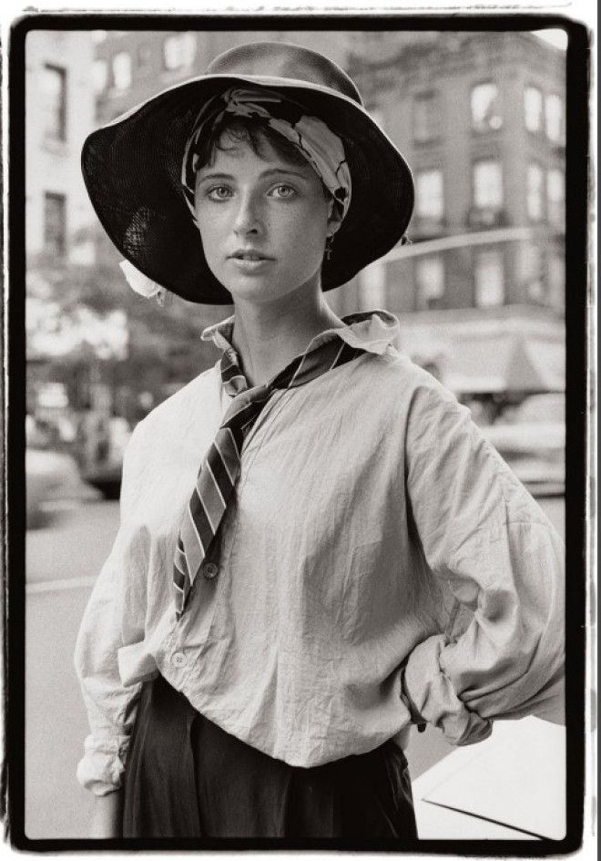 Шляпа и мужской галстук. США, Нью-Йорк, 1984 год. Автор: Amy Arbus. Шляпа и мужской галстук. США, Нью-Йорк, 1984 год. Автор: Amy Arbus.