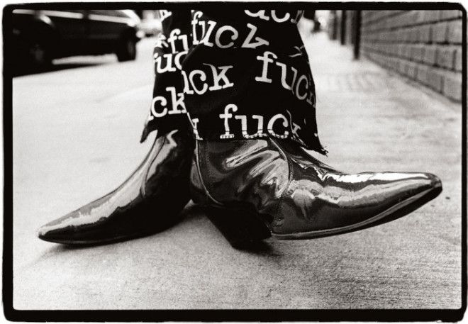 Брюки с надписью «fuck». США, Нью-Йорк, 1990 год. Автор: Amy Arbus. Брюки с надписью «fuck». США, Нью-Йорк, 1990 год. Автор: Amy Arbus.
