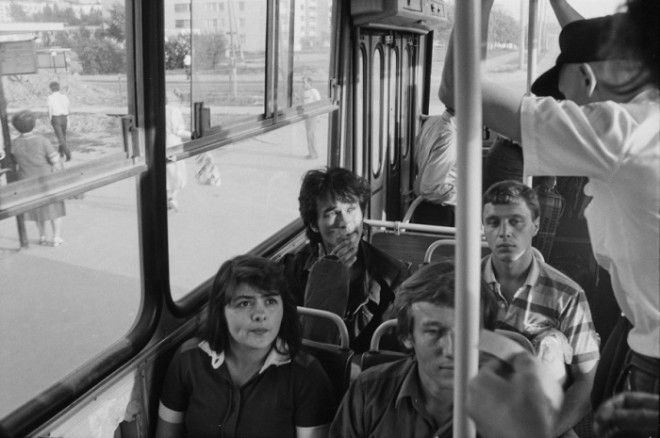 Виктор Цой в общественном транспорте. СССР, Москва, 1986 год. Автор фотографии: Igor Mukhin. Виктор Цой в общественном транспорте. СССР, Москва, 1986 год. Автор фотографии: Igor Mukhin.