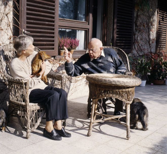 Stanisław Lem z żoną Barbarą przed swoim domem, fot. Witold Górka / Forum