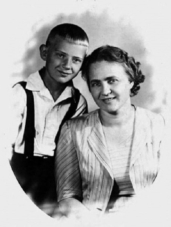 Советский автор-исполнитель песен, киноактёр, журналист, прозаик. Советский автор-исполнитель песен, киноактёр, журналист, прозаик.