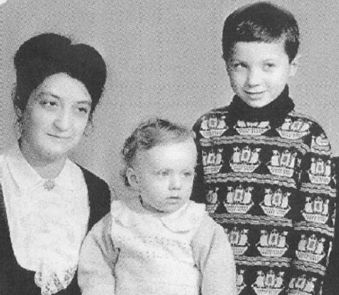 Костяк группы «Агата Кристи» - братья Самойловы - Вадим и Глеб. Костяк группы «Агата Кристи» - братья Самойловы - Вадим и Глеб.