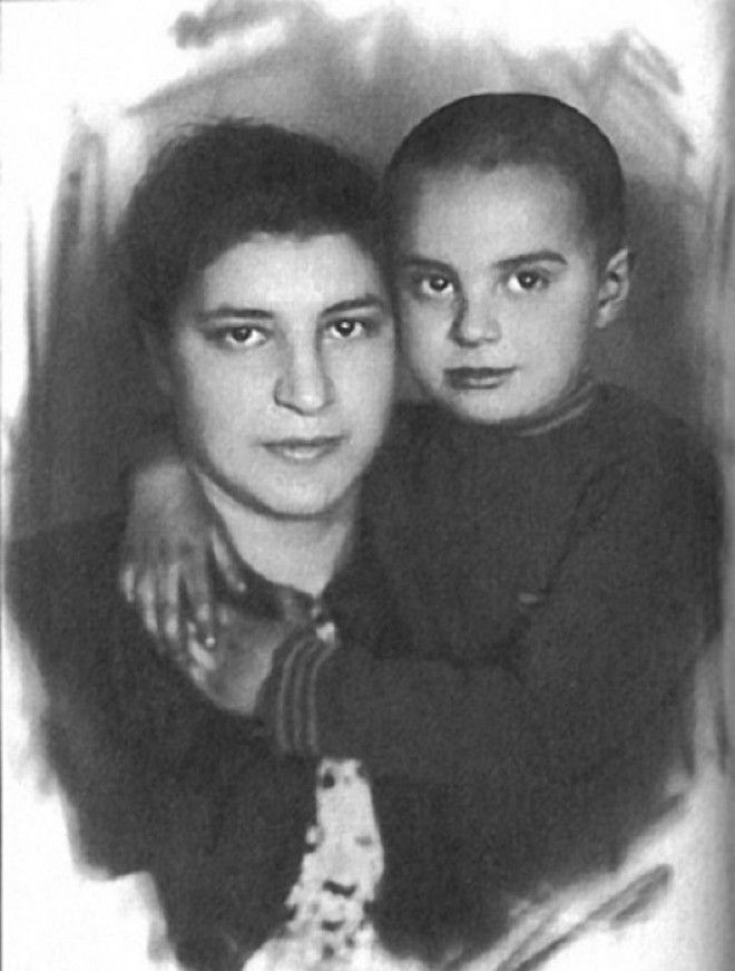 Талантливый актёр, режиссёр и телеведущий. Талантливый актёр, режиссёр и телеведущий.
