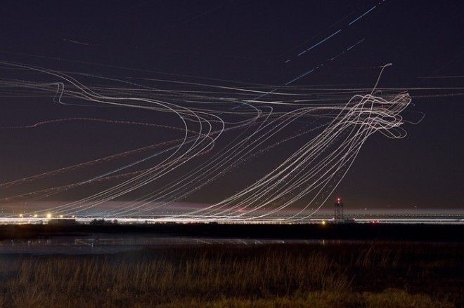 ФАНТАСТИЧЕСКИЕ СЛЕДЫ ОТ ВЗЛЕТА САМОЛЕТОВ В НОЧНОМ НЕБЕ