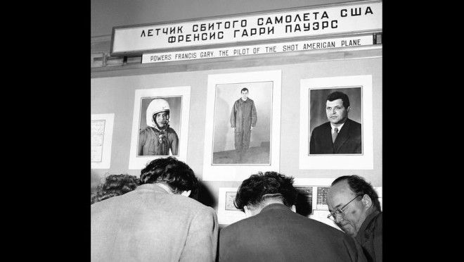 Фотографии летчика сбитого U-2 Фрэнсиса Гэри Пауэрса на выставке в ЦПКиО имени Горького в Москве...