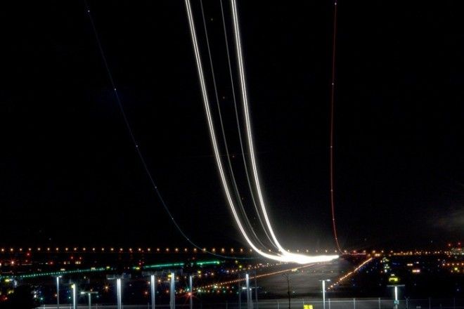 ФАНТАСТИЧЕСКИЕ СЛЕДЫ ОТ ВЗЛЕТА САМОЛЕТОВ В НОЧНОМ НЕБЕ