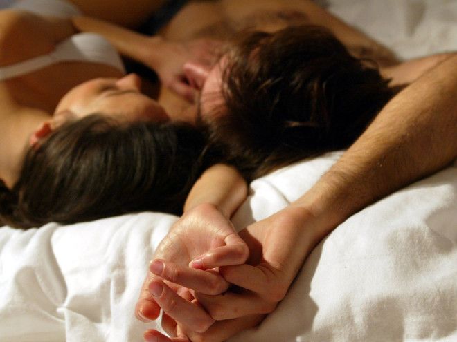 Тесный контакт почему влюбленным полезно спать в обнимку