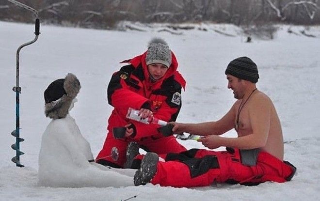 8. Если третьего для компании не нашлось, его можно «слепить из того, что было». Веселые, Это Россия детка, отдых, русские, рыбалка, фото, юмор