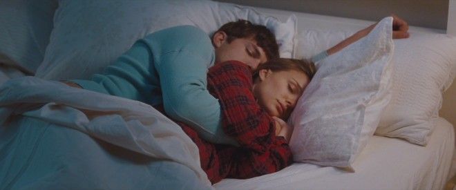 Тесный контакт почему влюбленным полезно спать в обнимку