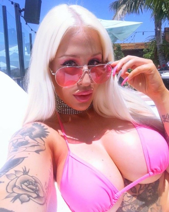 28летняя блондинка накачала себя силиконом за 20 000 баксов чтобы стать канонической Бимбо