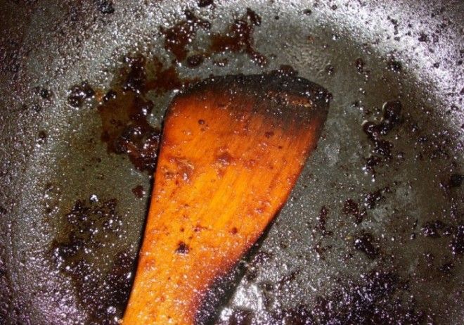 В раковину не следует смывать масло и жир.