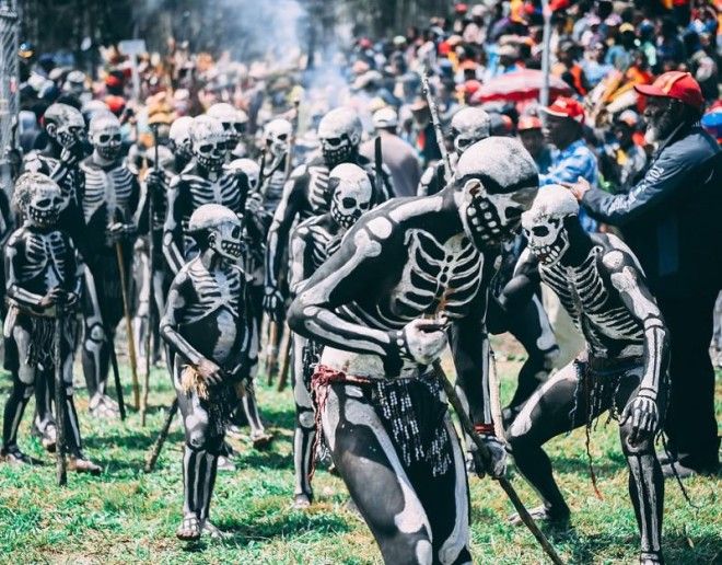 Боевые скелеты племени чимбу отрываются на фестивале