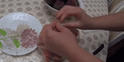 Как хранить морковь в холодильнике: Выложите морковь в плотный полиэтиленовый пакет, выпустите лишний воздух и хорошенько завяжите