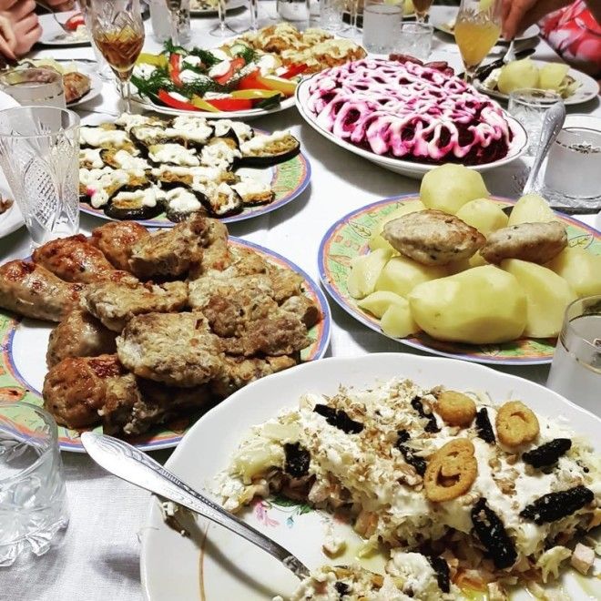 Поглядите, теща - это не только зло. Вот как выглядит стол, когда теща балует блины, зять, праздник, прикол, теща, юмор