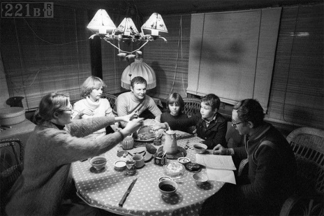 Ливановы и Соломины на даче за чаепитием 1982 год фото В Завьялова Ливанов СССР Соломин история кино факты